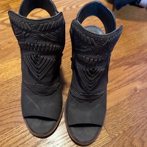 Leather Patterned Healed Sandals